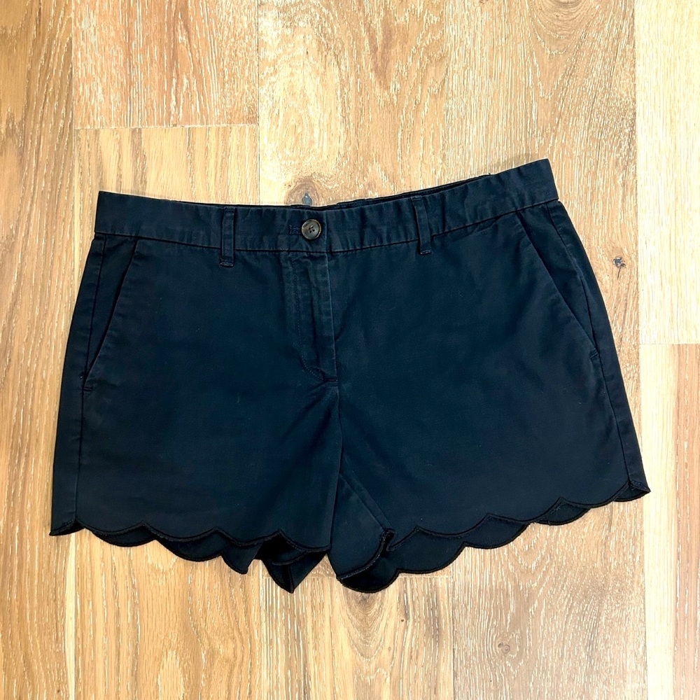 Gap women’s black‎ scalloped shorts size 4